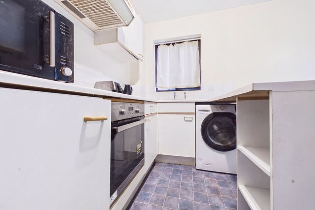 10, Oak Court, Farnborough photo 4