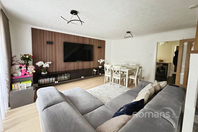 42, Glassonby Walk, Surrey photo 2