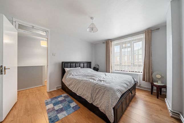Flat to rent in St. Peter's Street, London