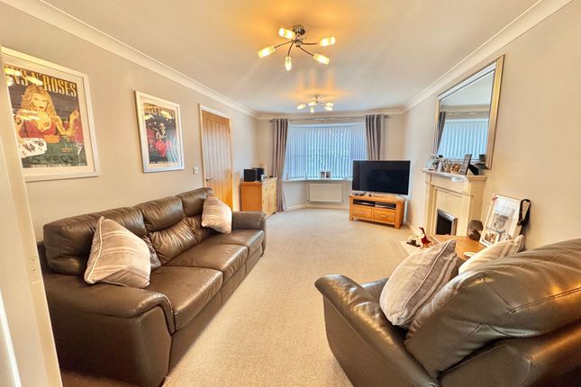21 Coombe Drive, Nuneaton photo 4
