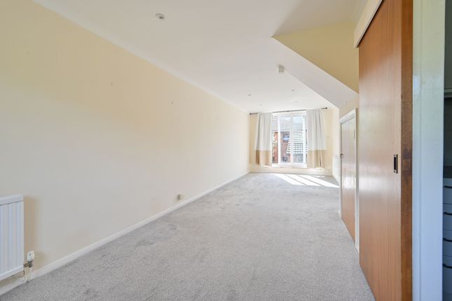 11 Lynbury Court, Watford photo 4