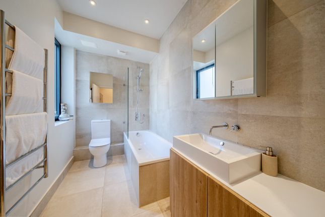 Flat B, 175, Replingham Road, London photo 4