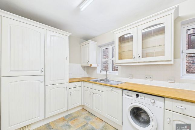 8 St Christopher's Court, Chorleywood, Hertfordshire photo 3