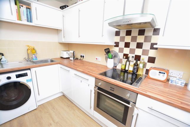 Flat 11 Wells Court, 9, Longfield Drive, London photo 4