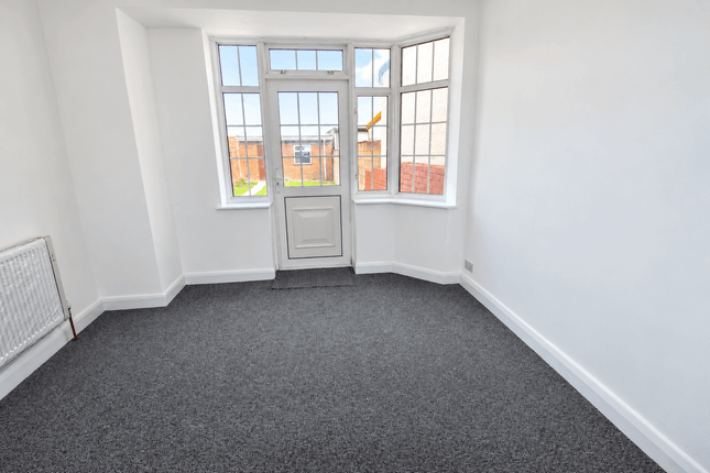 Kingsley Avenue, SOUTHALL photo 5