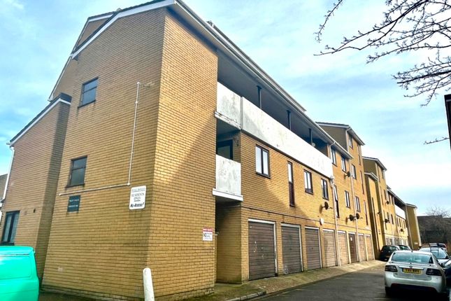 2-bed flat on 20 Shanklin Place,, SILVER SUB, Fareham, £1,000/mo