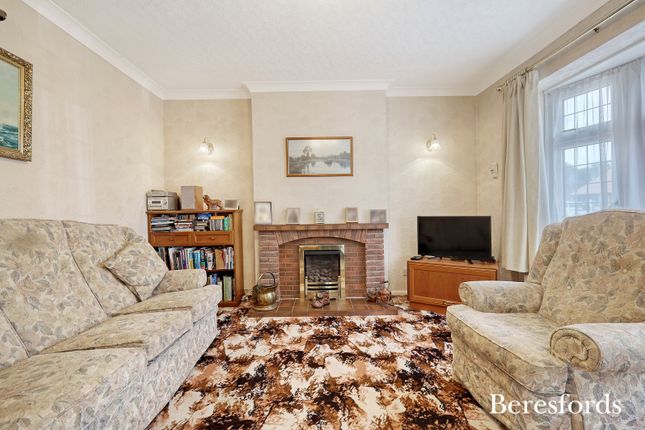 7, Graham Close, Brentwood photo 3