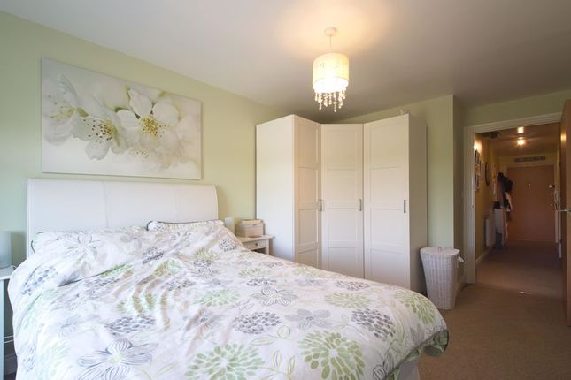 Flat for sale in Tanners Close, Crayford