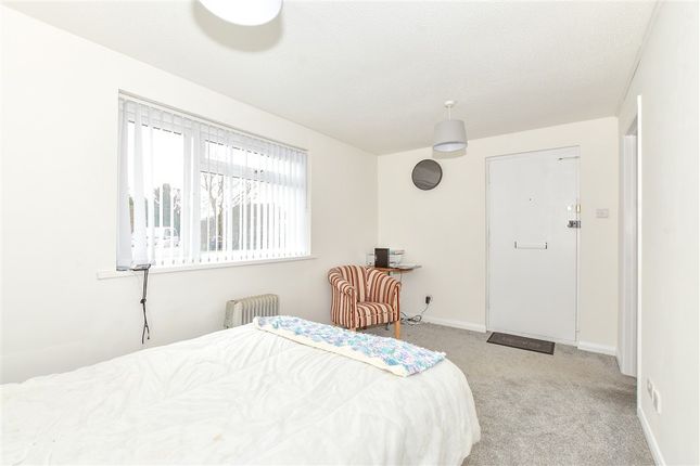 Reedmace Close, Waterlooville photo 4