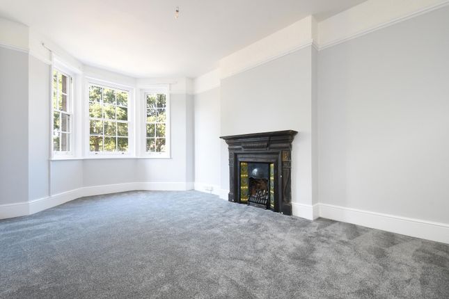 Flat 2, Brighton House, Camberwell Green, London photo 2