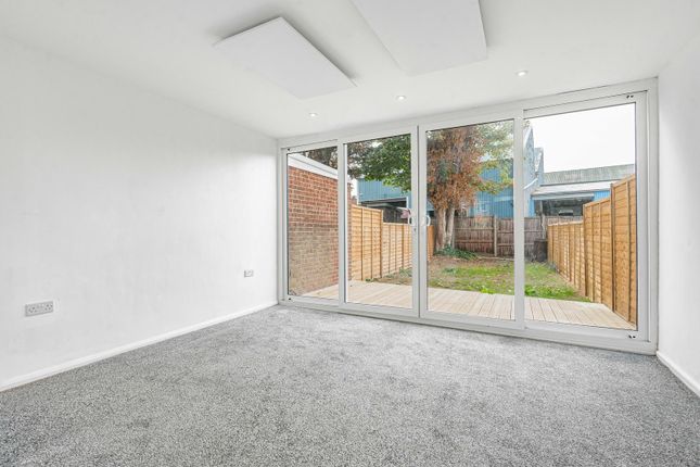 3, Harcourt Close, Surrey photo 2