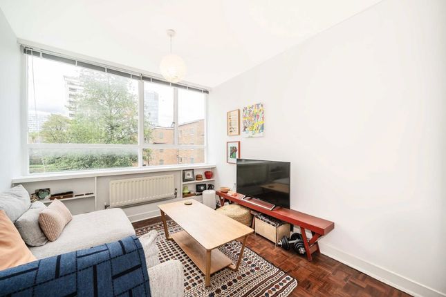 Flat 4, Stanley Cohen House, Golden Lane Estate, London photo 4