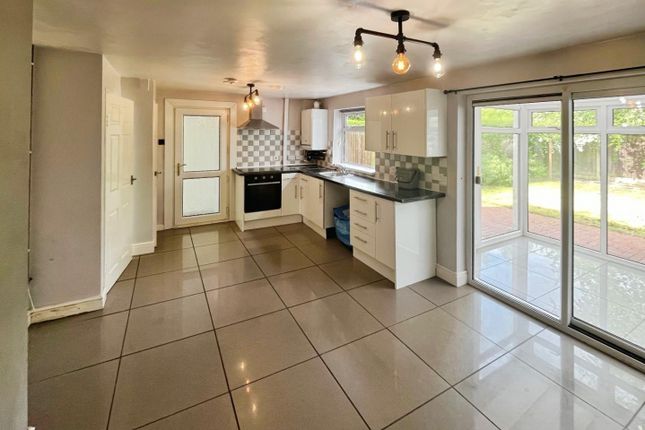 32, Davies Drive, Uttoxeter photo 2
