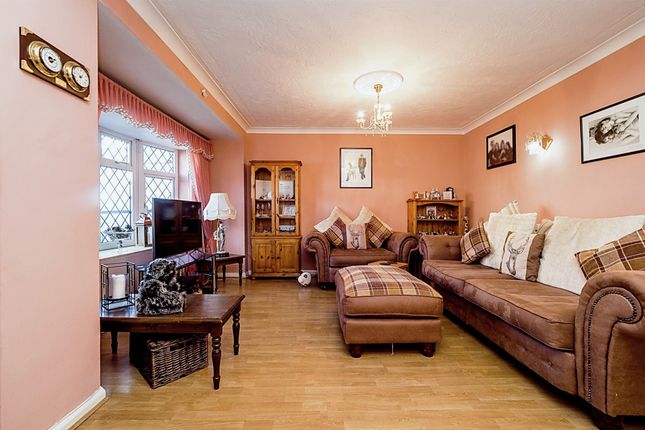 53, Newtons Close, Rainham photo 4