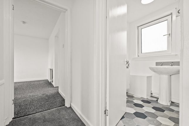 5, Queens Court, Bridge Of Allan photo 3