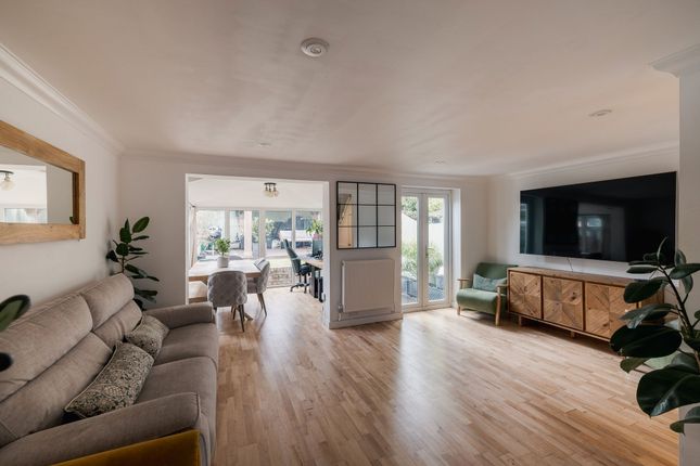 8 Spruce Close, Redhill photo 4