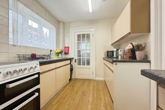 Room 3, 16, Larchwood Drive, Egham photo 3