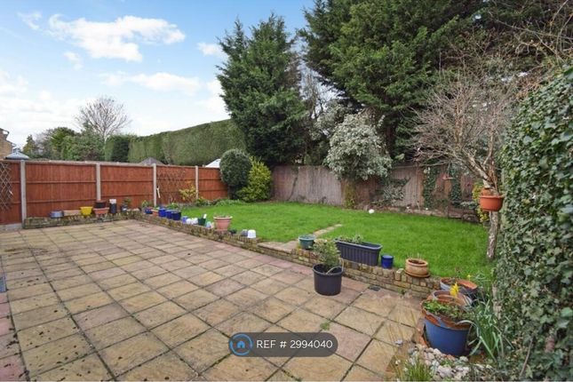 Sands Farm Drive, Burnham, Slough photo 5