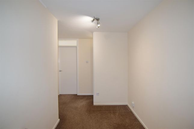 26, Dereham Court, Leamington Spa photo 3