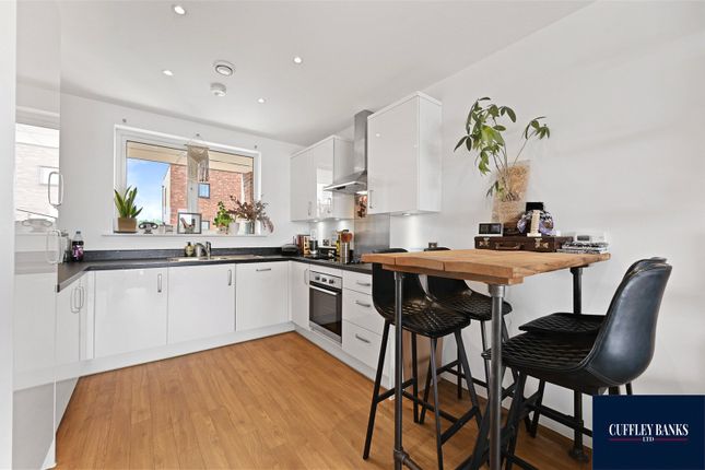 37, Myers Court, Brentford photo 4