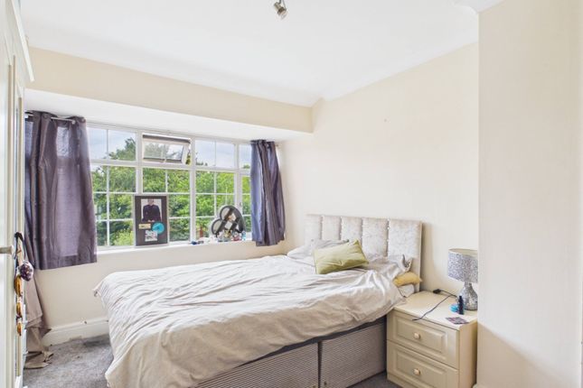 2, Fenton Avenue, Surrey photo 4