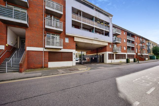 Thumbnail Flat for sale in Kingfisher Meadow, Maidstone