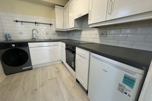 Studio flat on Flat 3, Fairbairn Close, Purley, £1,150/mo