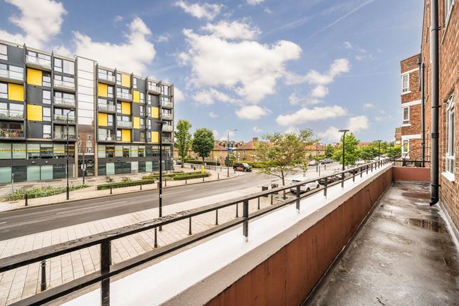 Flat 6, Charnock House, White City Estate, London photo 4