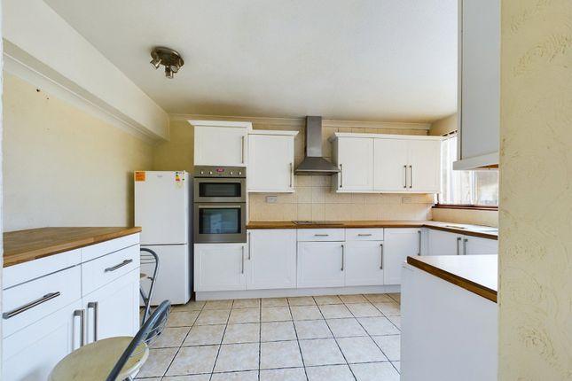 2, Quarles Close, Romford photo 4