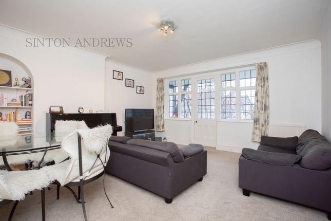 Flat to rent in Gloucester Court, Links Road, Acton