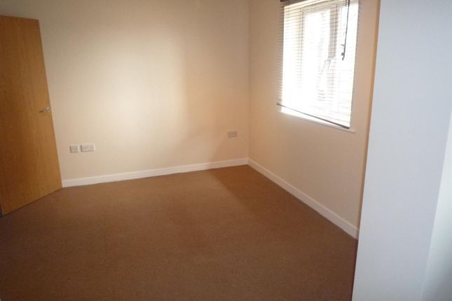 Flat for sale in Royal Crescent, Ilford