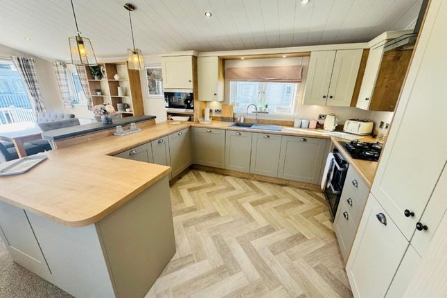 Flat PL Luxury Lodge, 382, Hall Lane, Walton On The Naze photo 2