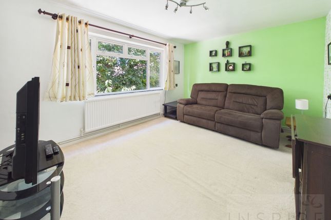37 Greenacres, Crawley photo 2