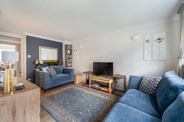 13, Limebush Close, New Haw photo 2