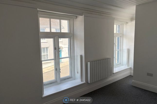 Flat   New Castle Street, Merthyr Tydfil photo 4