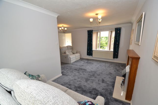 Flat for sale in Bewick Court, Clayton Heights, Bradford