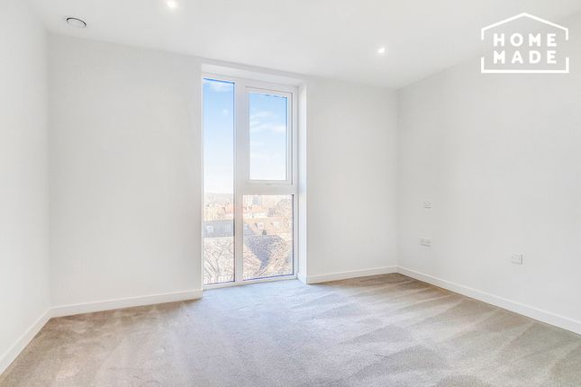 Flat to rent in Sandpiper Building, Woodberry Down
