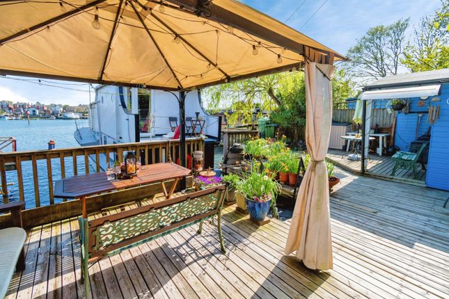 Shearwater Houseboat,, Pettinger Gardens, Hampshire photo 4