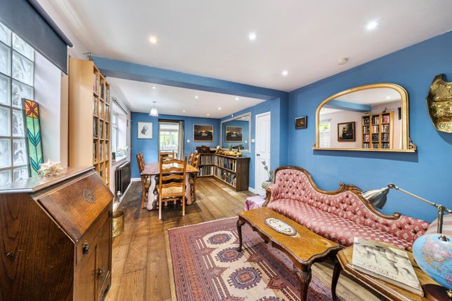 34, Walnut Way, Ruislip photo 2