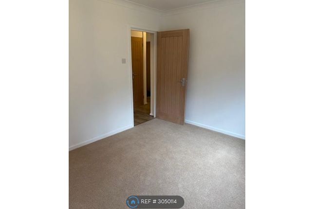 Flat, Morris Court Oakdene Road, Redhill photo 5