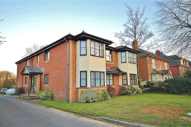 Flat to rent in Claremont Avenue, Woking, Surrey