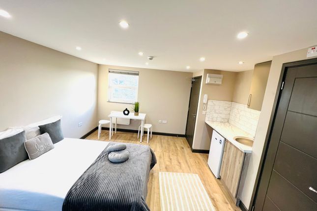 Room to rent in Queens Road, Feltham