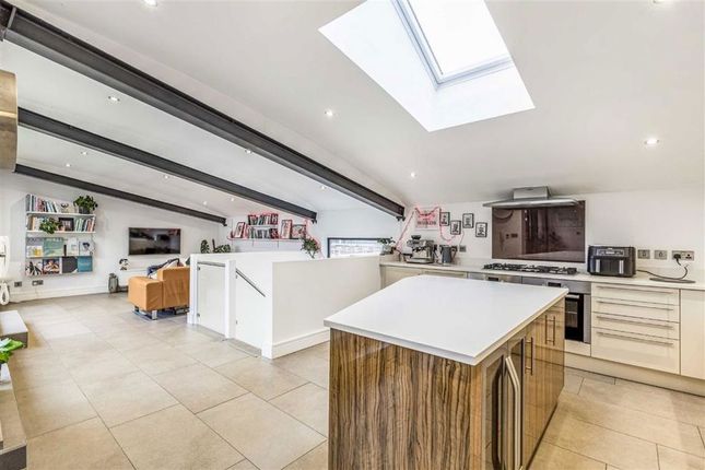 Flat 7, 20-21, Bartholomew Square, London photo 3