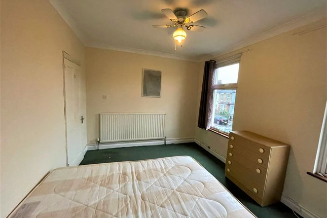 Room to rent in Stanley Road, London
