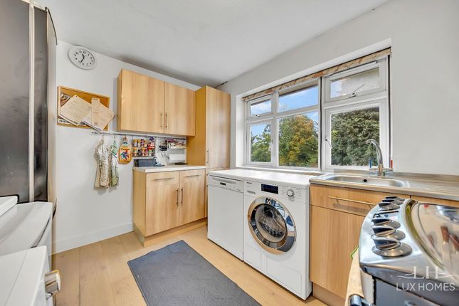 154b Ardleigh Green Road, Hornchurch photo 4