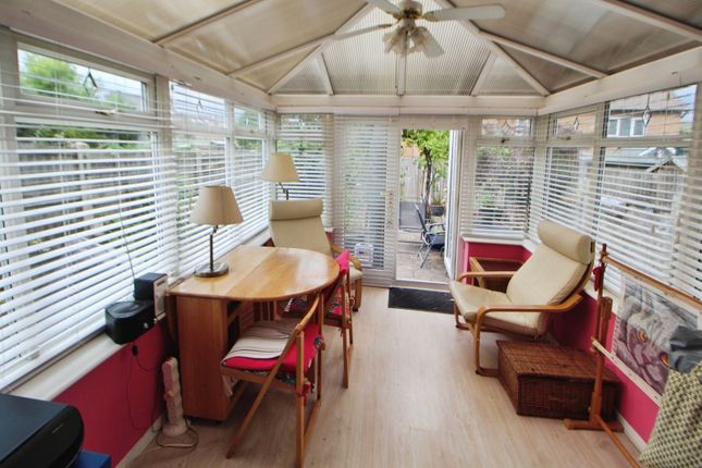 10, Langley Court, Glossop photo 4