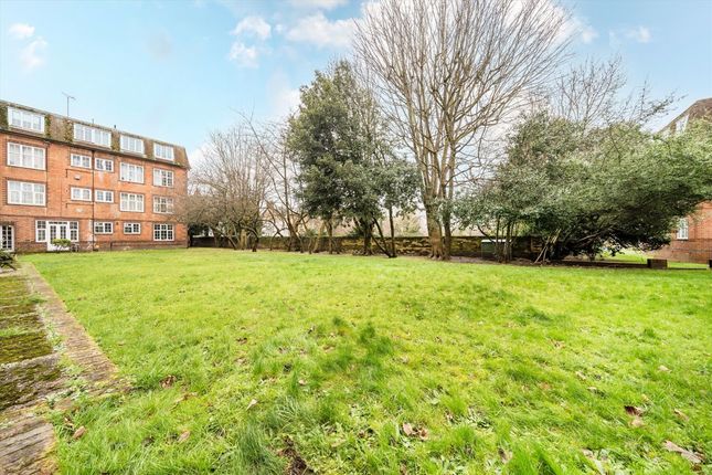 3, Streatham Close, London photo 4