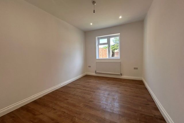 40, Luton photo 5