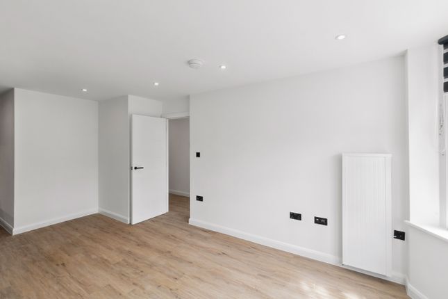 Flat 6, Bridge Street, Leatherhead, Surrey, KT22 8FQ, Leatherhead photo 3