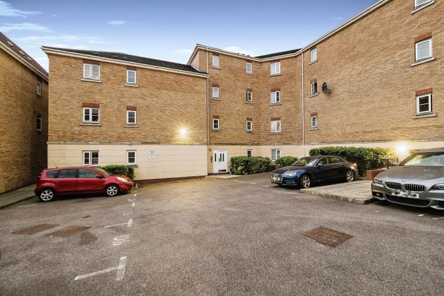 Flat for sale in Windermere Avenue, Purfleet-On-Thames